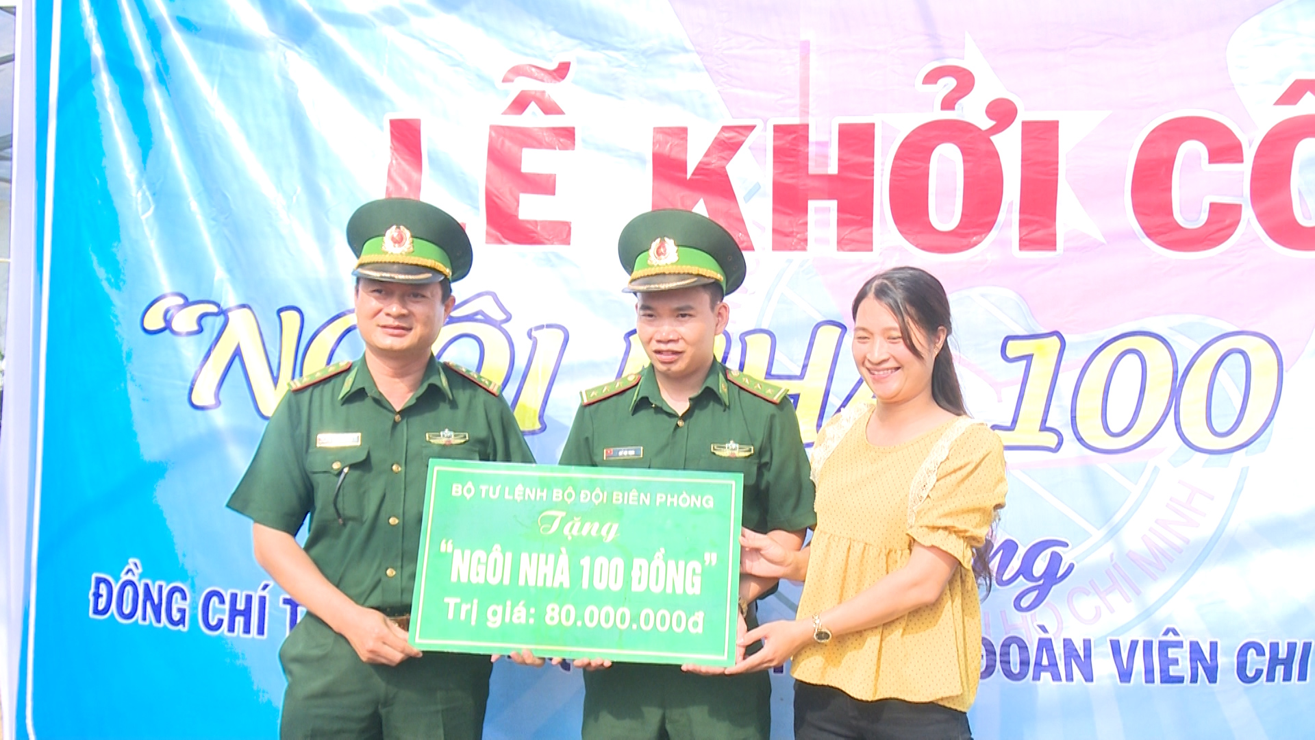 Trao tặng kinh phí hỗ trợ “Ngôi nhà 100 đồng”