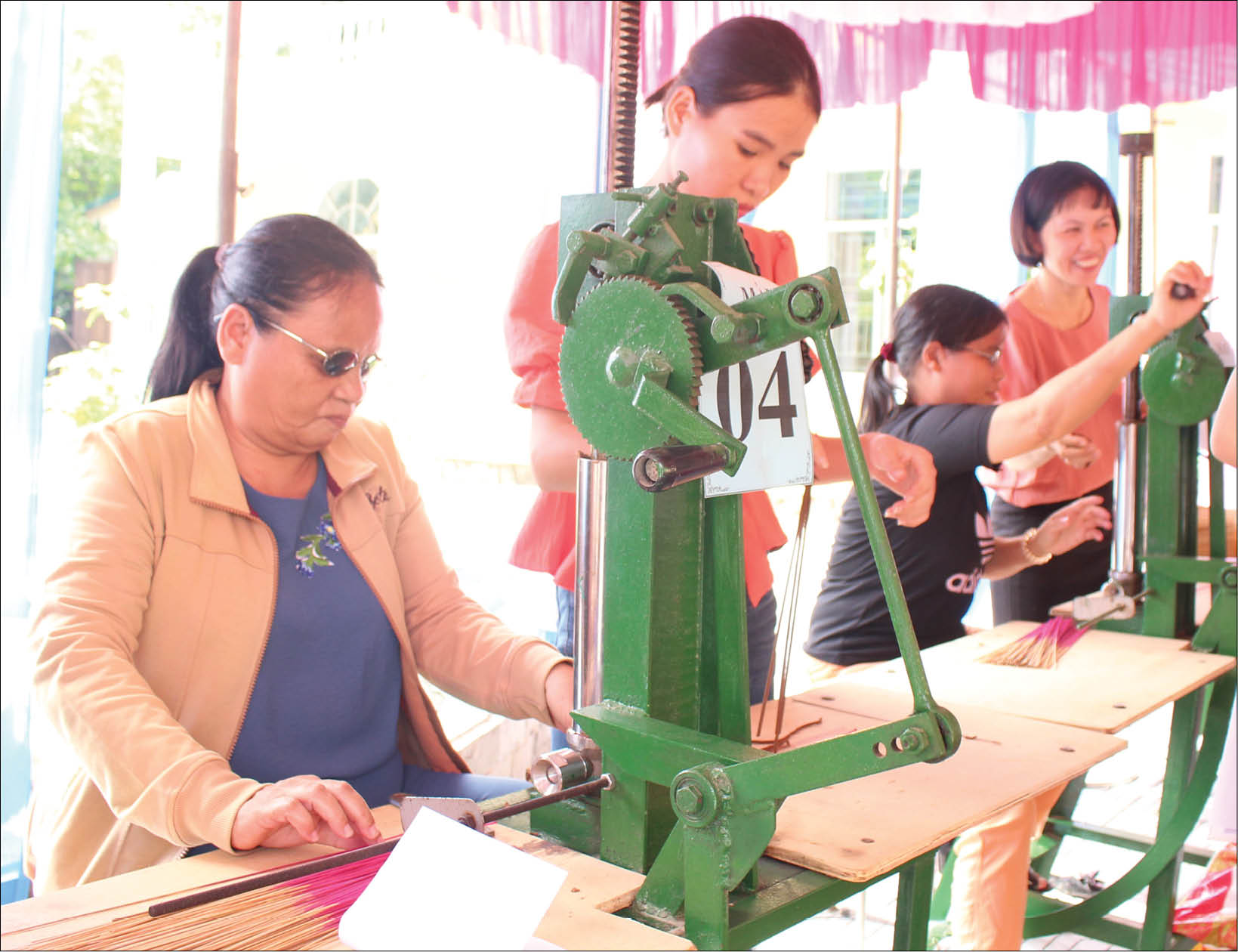 Trao “cần câu” cho người khiếm thị