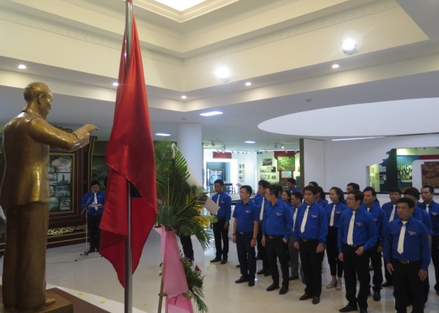 Dâng hoa báo công lên Bác trước thềm Đại hội đại biểu Hội LHTN tỉnh