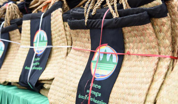 Campuchia phát giỏ cói cho người dân đi chợ