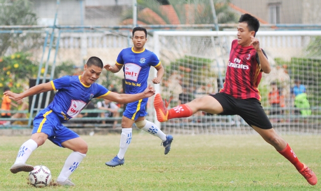 250 thanh niên thành phố tranh tài trên sân bóng
