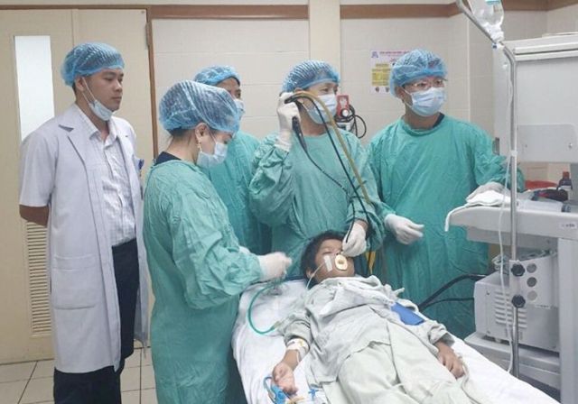 Cứu bệnh nhi người Lào bị xương cá găm trong phổi hơn 1 tháng