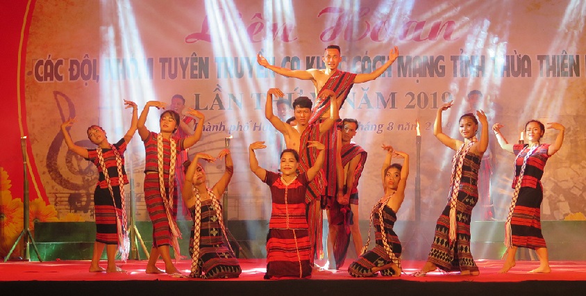 Hương Trà và Bộ chỉ huy Quân sự tỉnh đoạt giải Nhất Liên hoan tuyên truyền ca khúc cách mạng