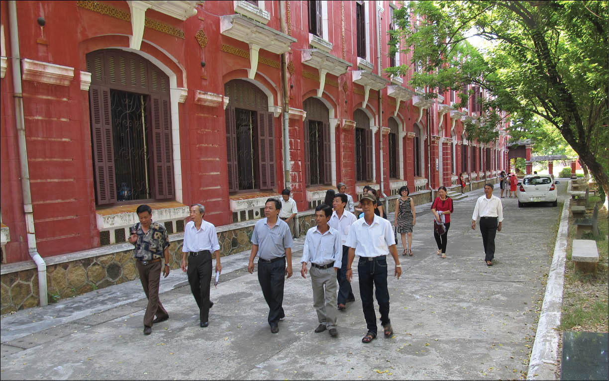 Không nhất thiết phô diễn hình thức