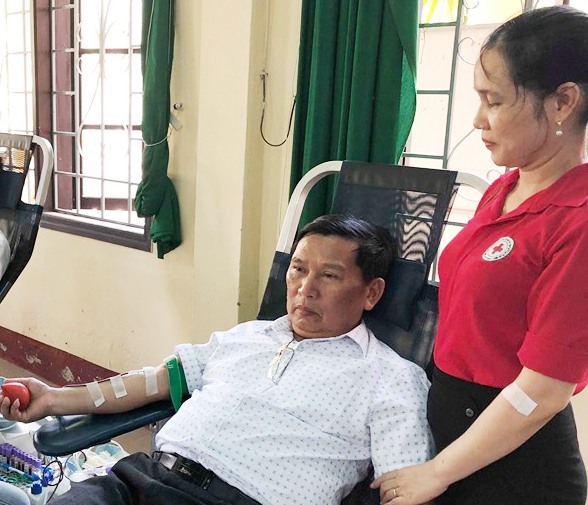 Người đầu tiên tình nguyện hiến 450ml máu