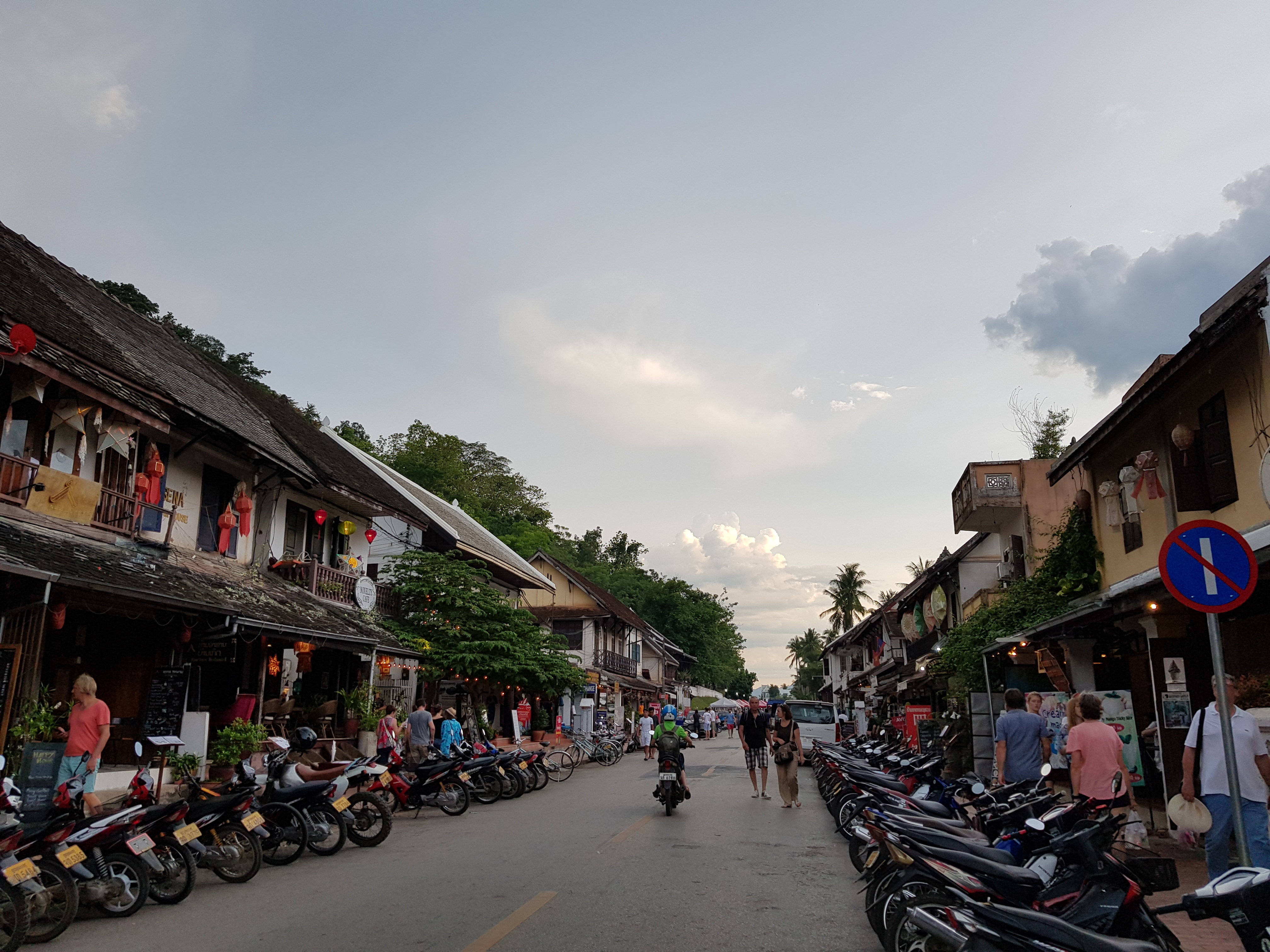 Người Lào  nhịp sống khoan thai