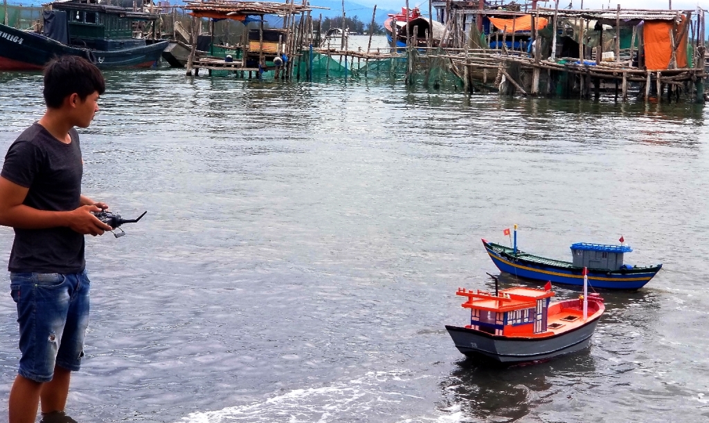 Tàu cá mô hình  ước mơ vươn ra biển lớn