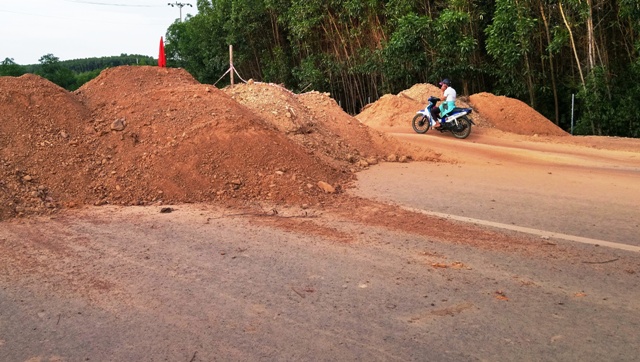 Đổ đất ngăn xe vào cao tốc