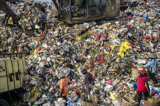 Đổi rác thải nhựa lấy vé đi xe buýt