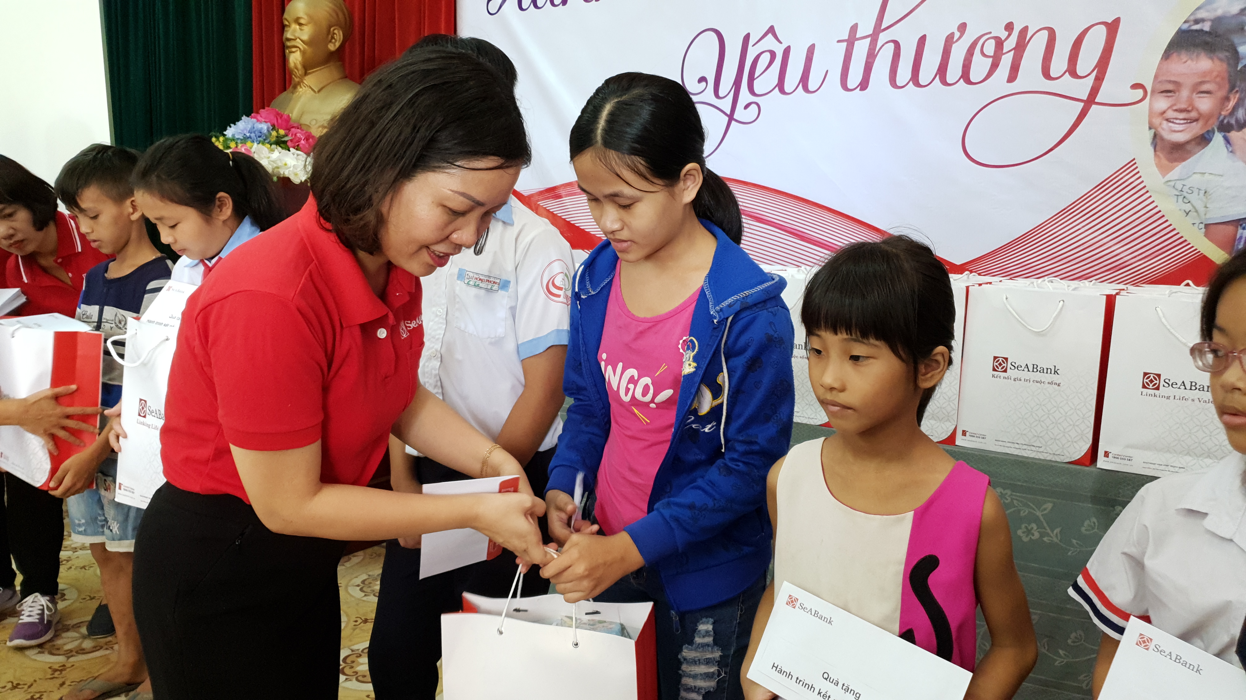 SeABank trao 30 phần quà cho học sinh hiếu học TP Huế