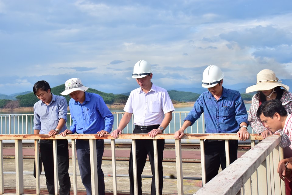 Phó Chủ tịch UBND tỉnh Phan Thiên Định kiểm tra vận hành hồ chứa thủy điện Hương Điền