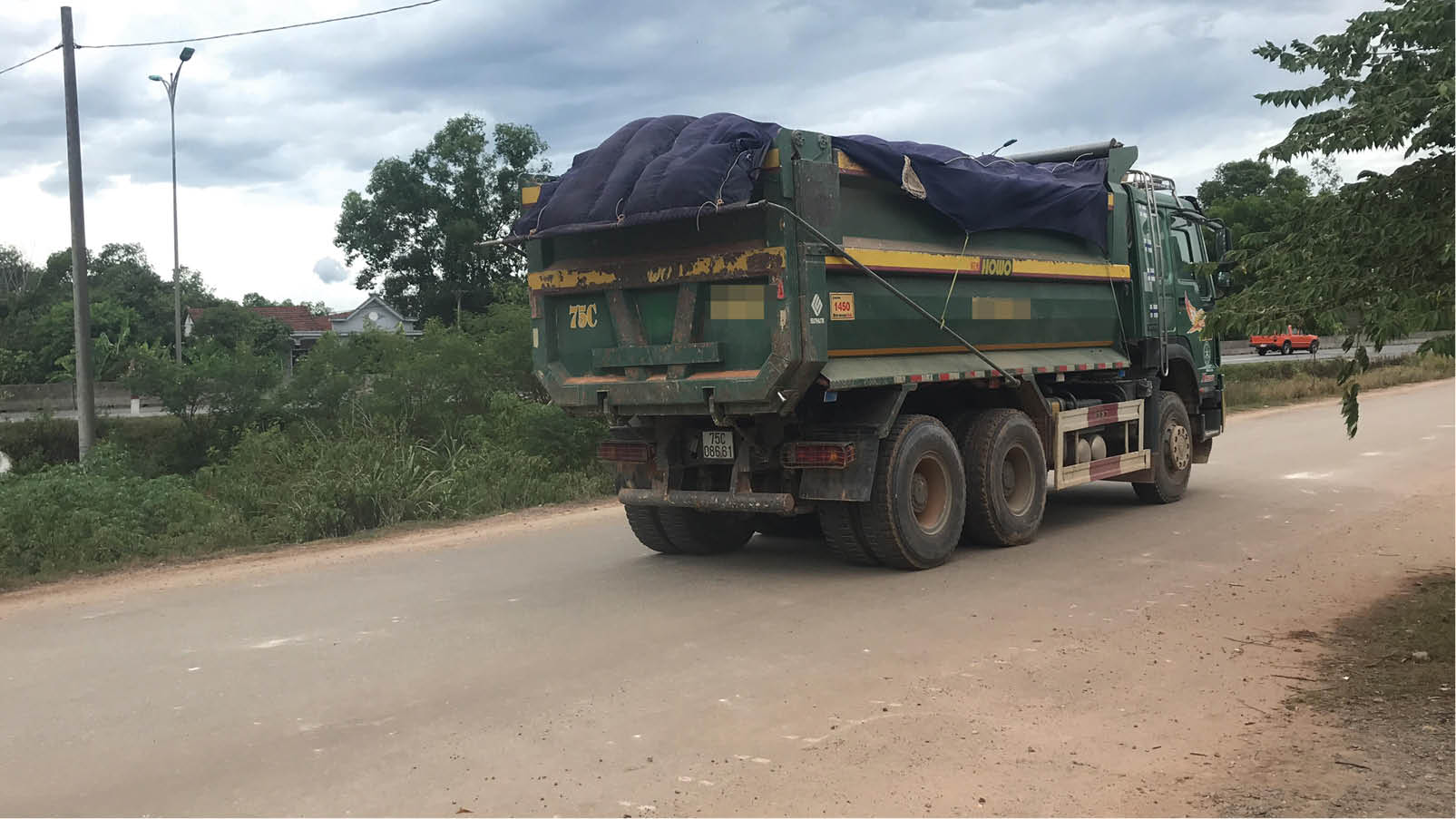 Xe quá tải từ mỏ đất gây ô nhiễm môi trường