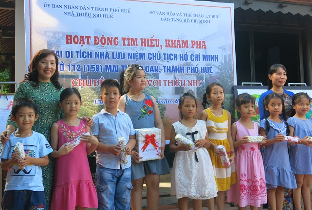 Children discover Ho Chi Minh President Memorial House