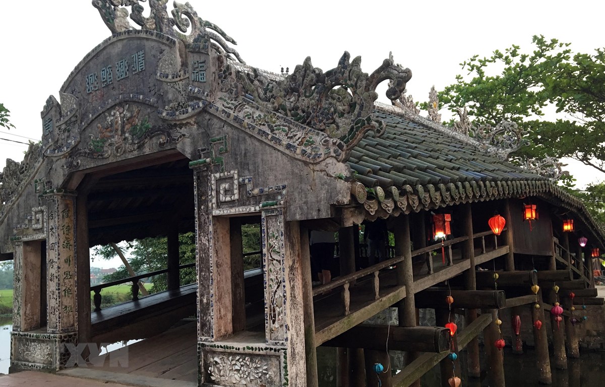 Monthly night market to open at Thanh Toan Tiled Roof Bridge