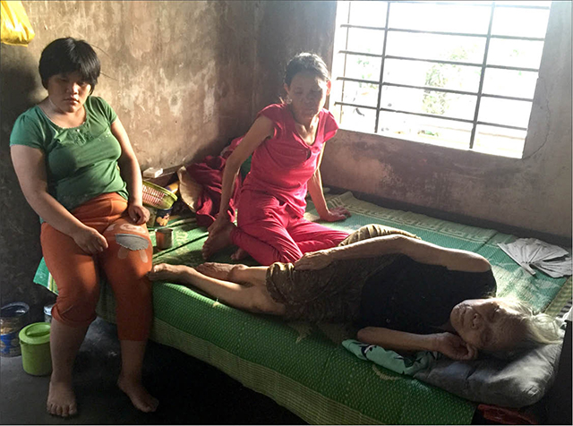 Gần 70 tuổi nuôi mẹ già yếu và con khờ dại