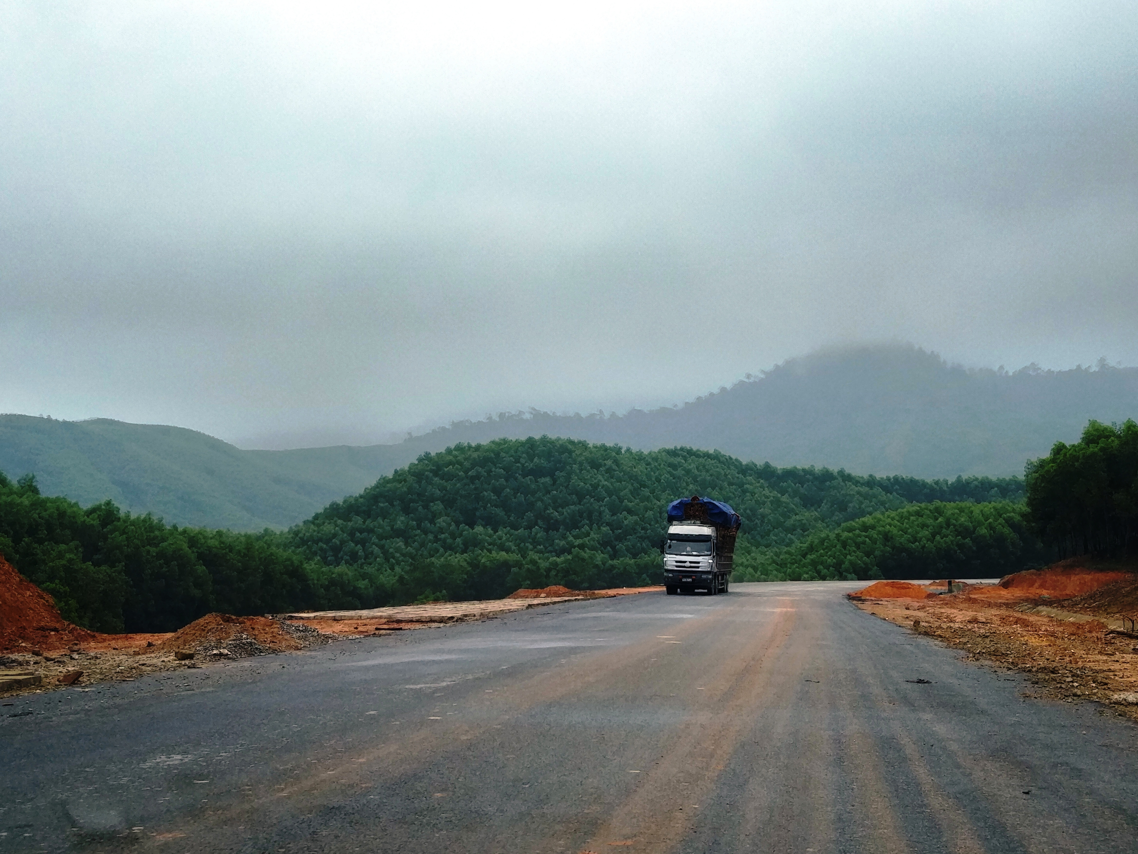 Xử phạt, xe chở quá tải vẫn hoành hành