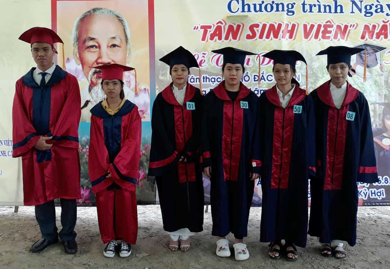 Vinh danh và trao quà cho hơn 50 tân sinh viên làng An Truyền