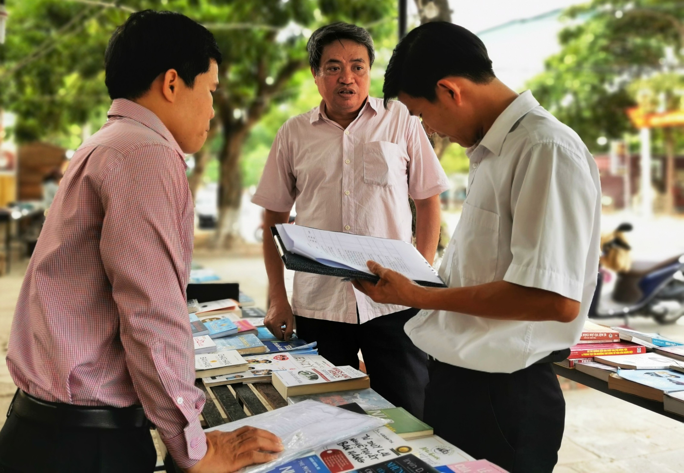 Kiểm tra việc khắc phục tại Không gian sách đường Hai Bà Trưng