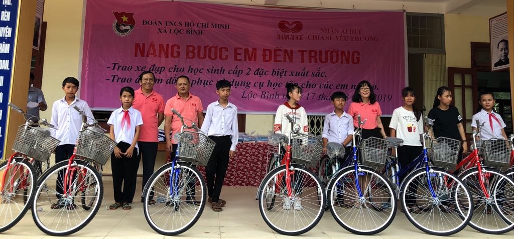 Hơn 40 triệu đồng quà tặng cho học sinh nghèo xã Lộc Bình