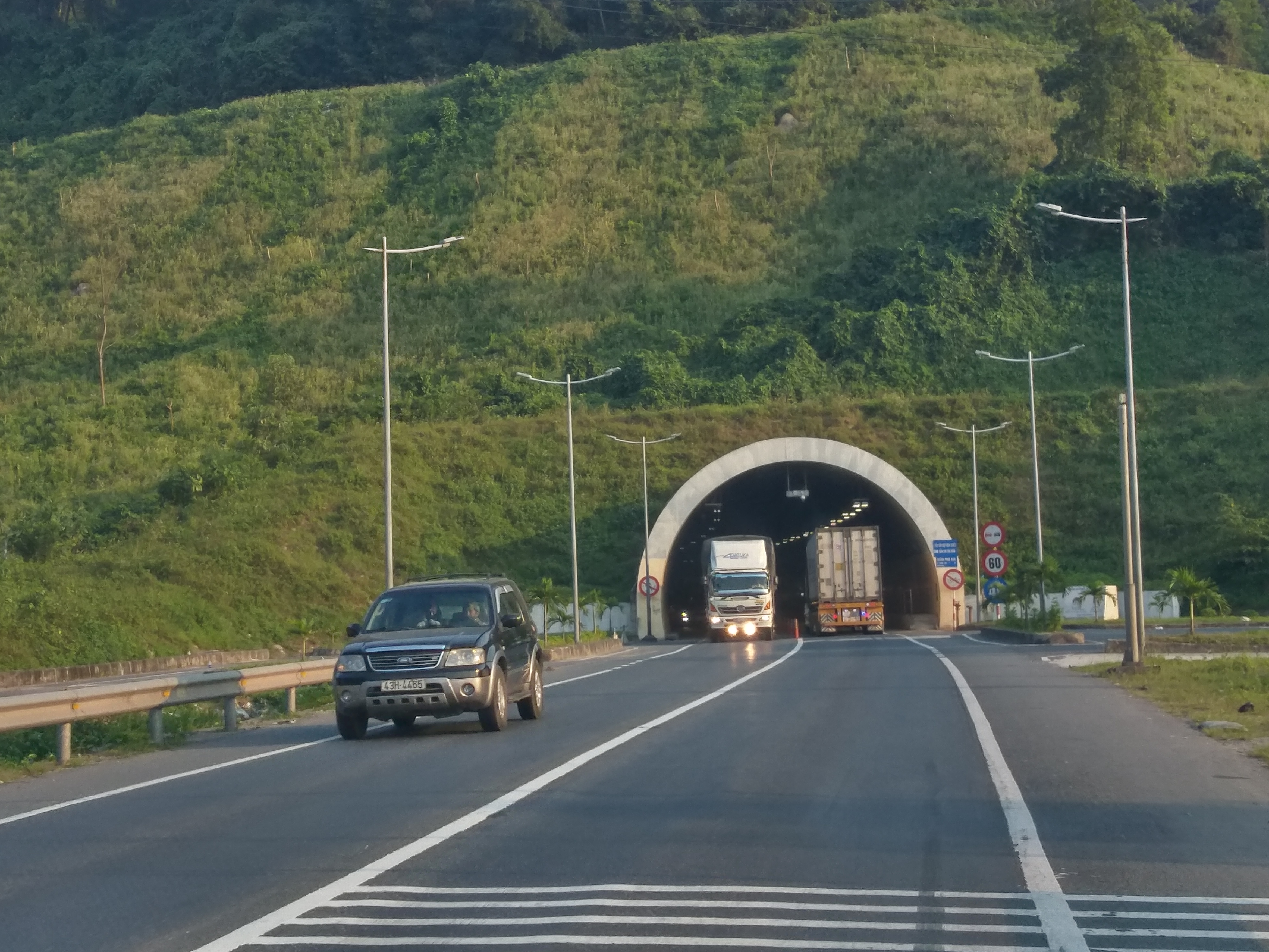 Xử lý nghiêm tài xế chạy ngược chiều trong hầm Hải Vân