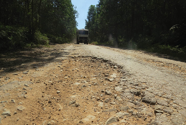Đường xấu còn “gánh” hàng loạt xe tải nặng