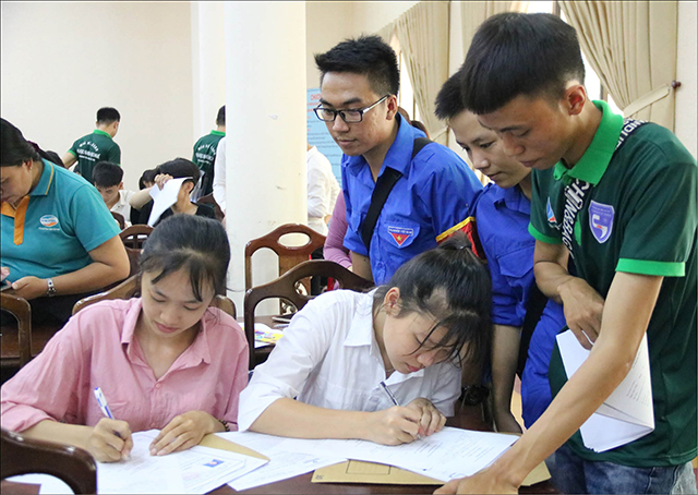 Ưu thế thuộc về khối ngành kinh tế, ngoại ngữ