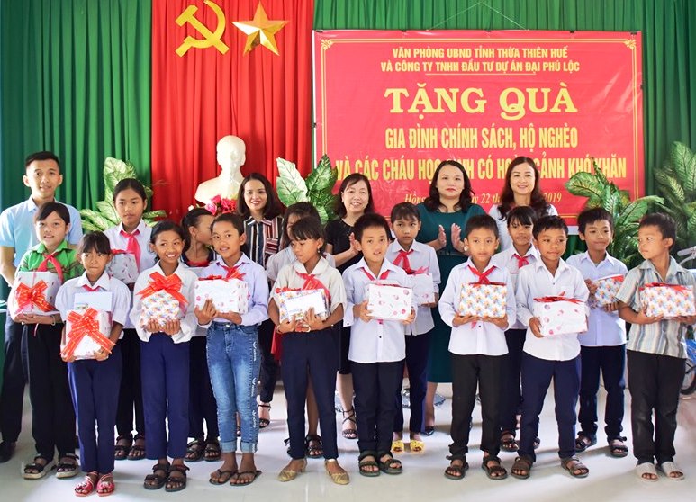 Hỗ trợ gần 50 triệu đồng cho người nghèo và gia đình chính sách