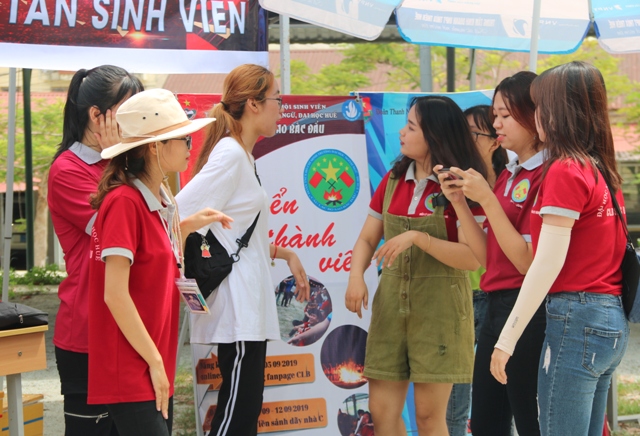 Nhiều cơ sở đào tạo tổ chức đón tân sinh viên nhập học