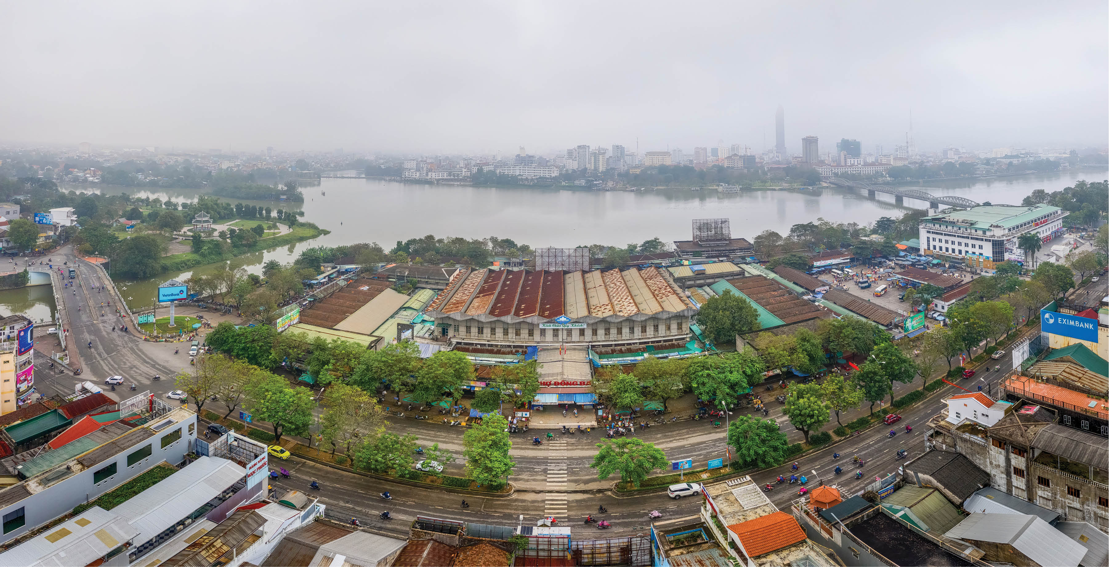 Nhịp sống nơi chợ Đông Ba