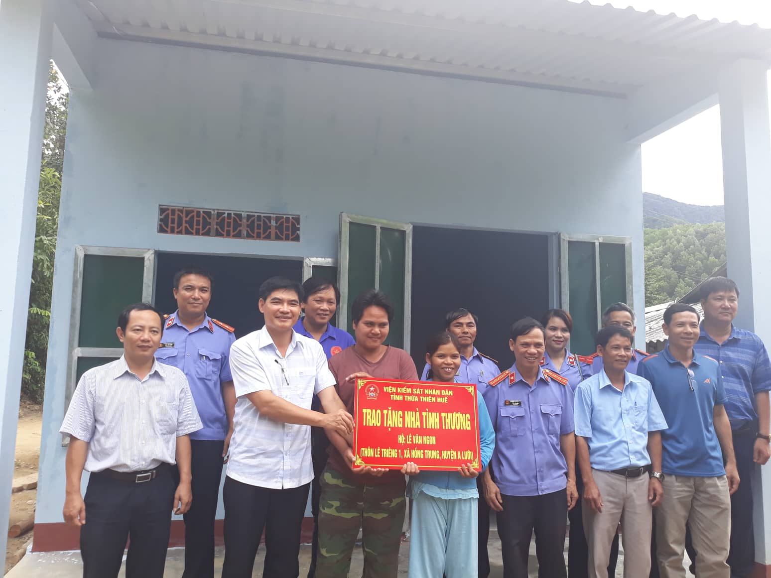 Trao tặng nhà tình thương cho hộ nghèo xã Hồng Trung, A Lưới