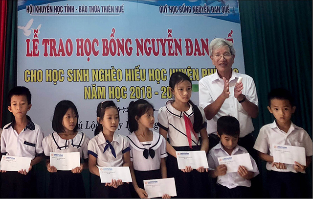 Thầy Sáu làm khuyến học