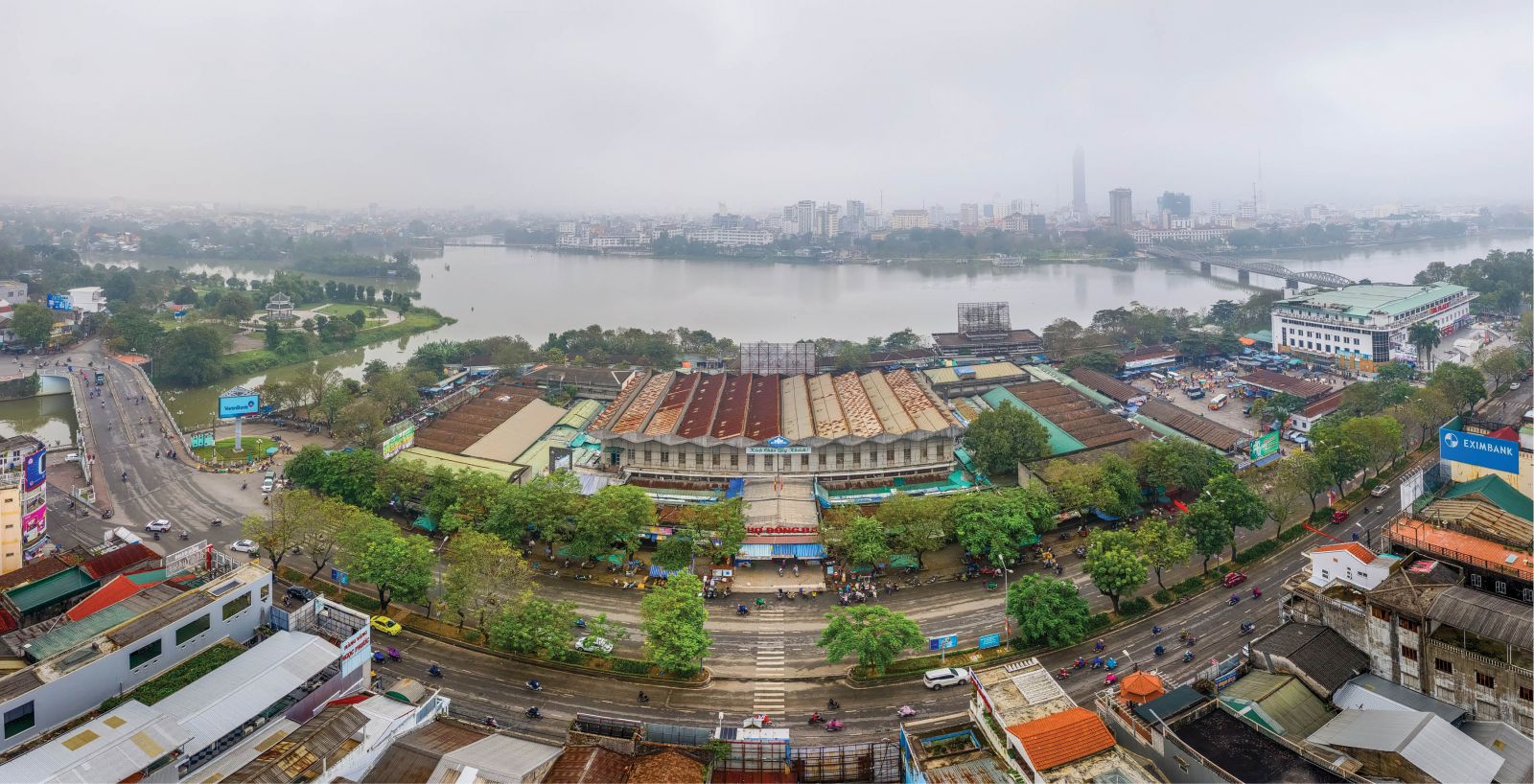 Rhythm of life in Dong Ba market