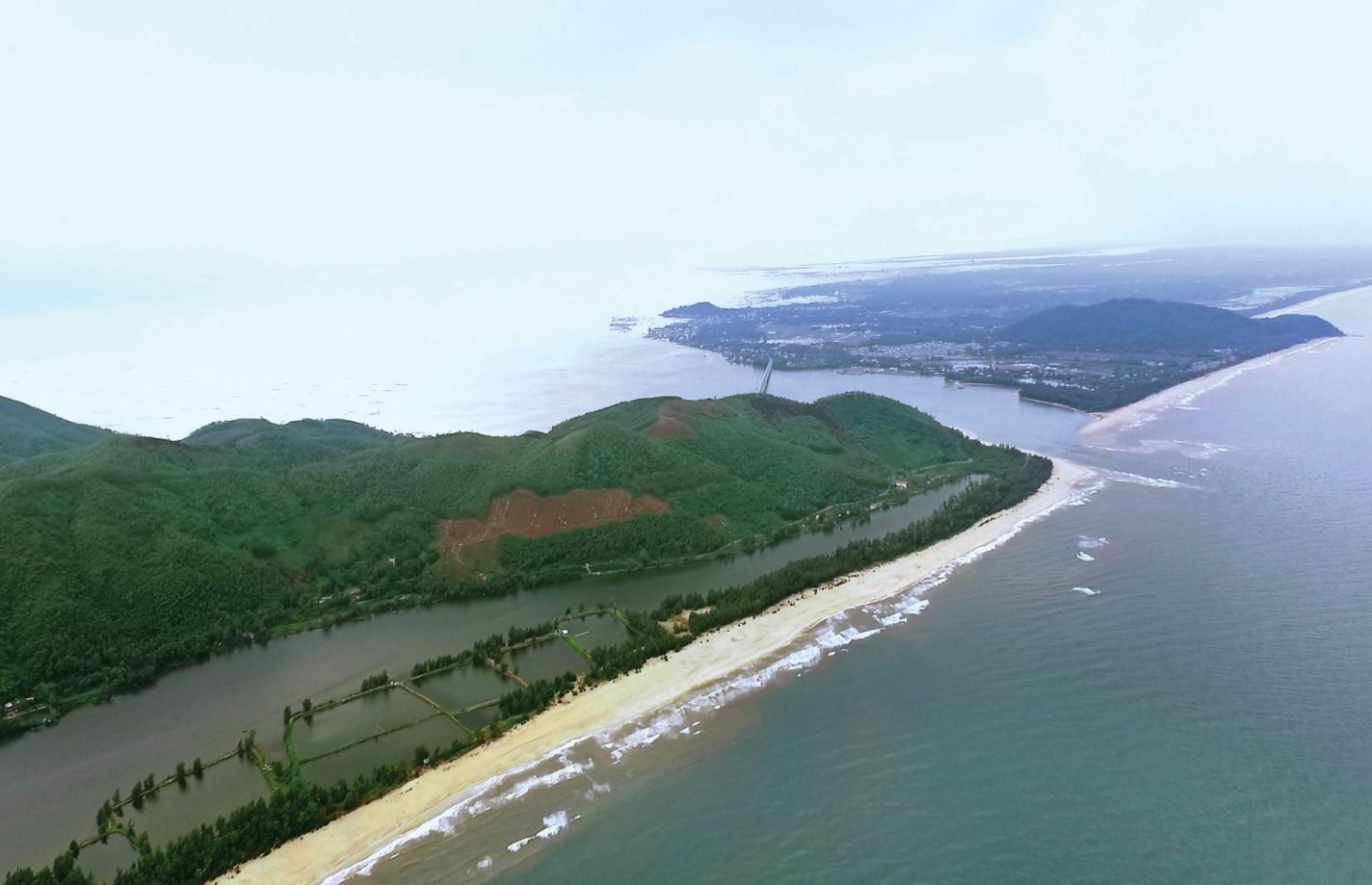 Kỳ tích “dựa” núi