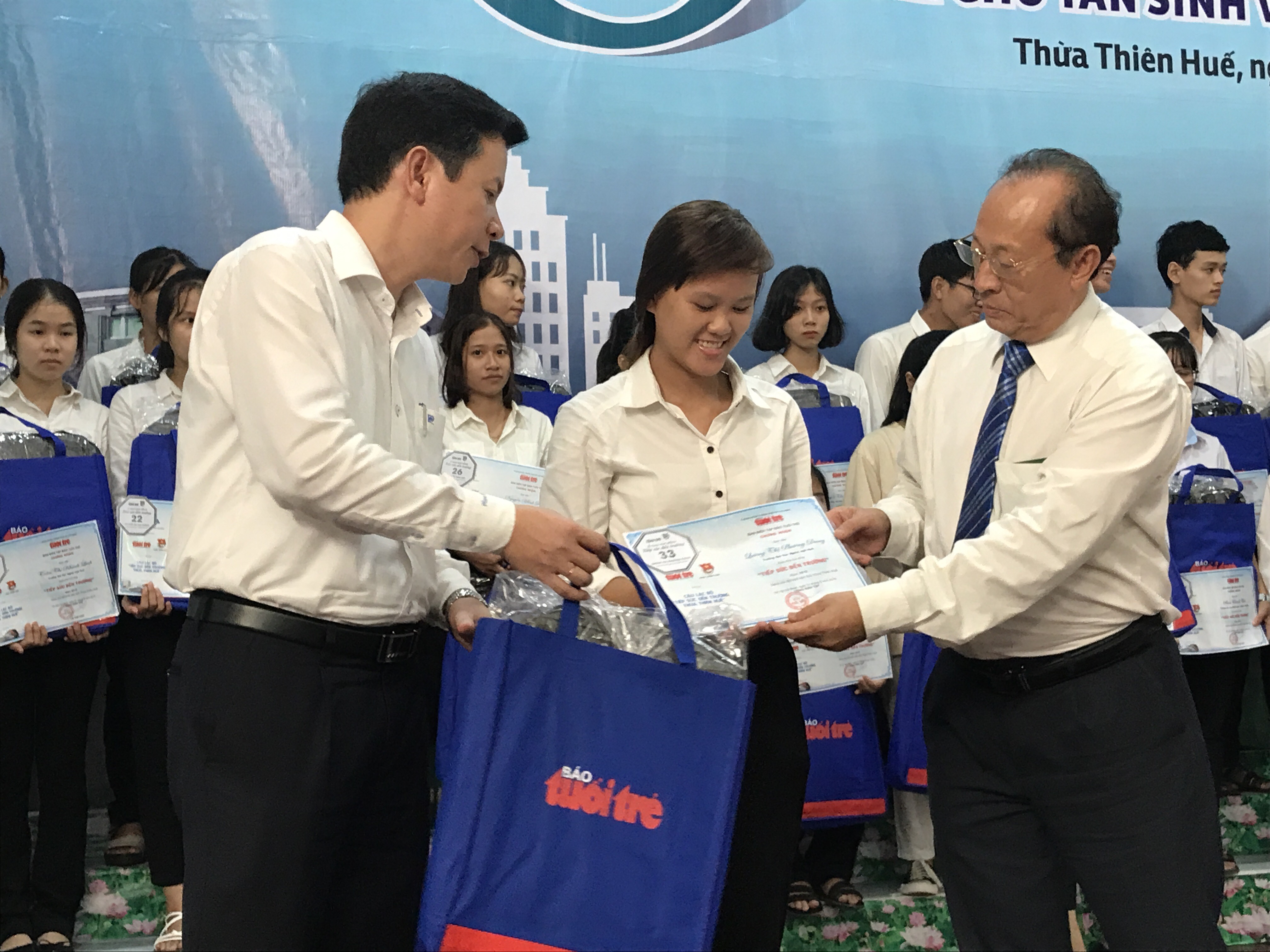 Tiếp sức đến trường cho 97 tân sinh viên nghèo