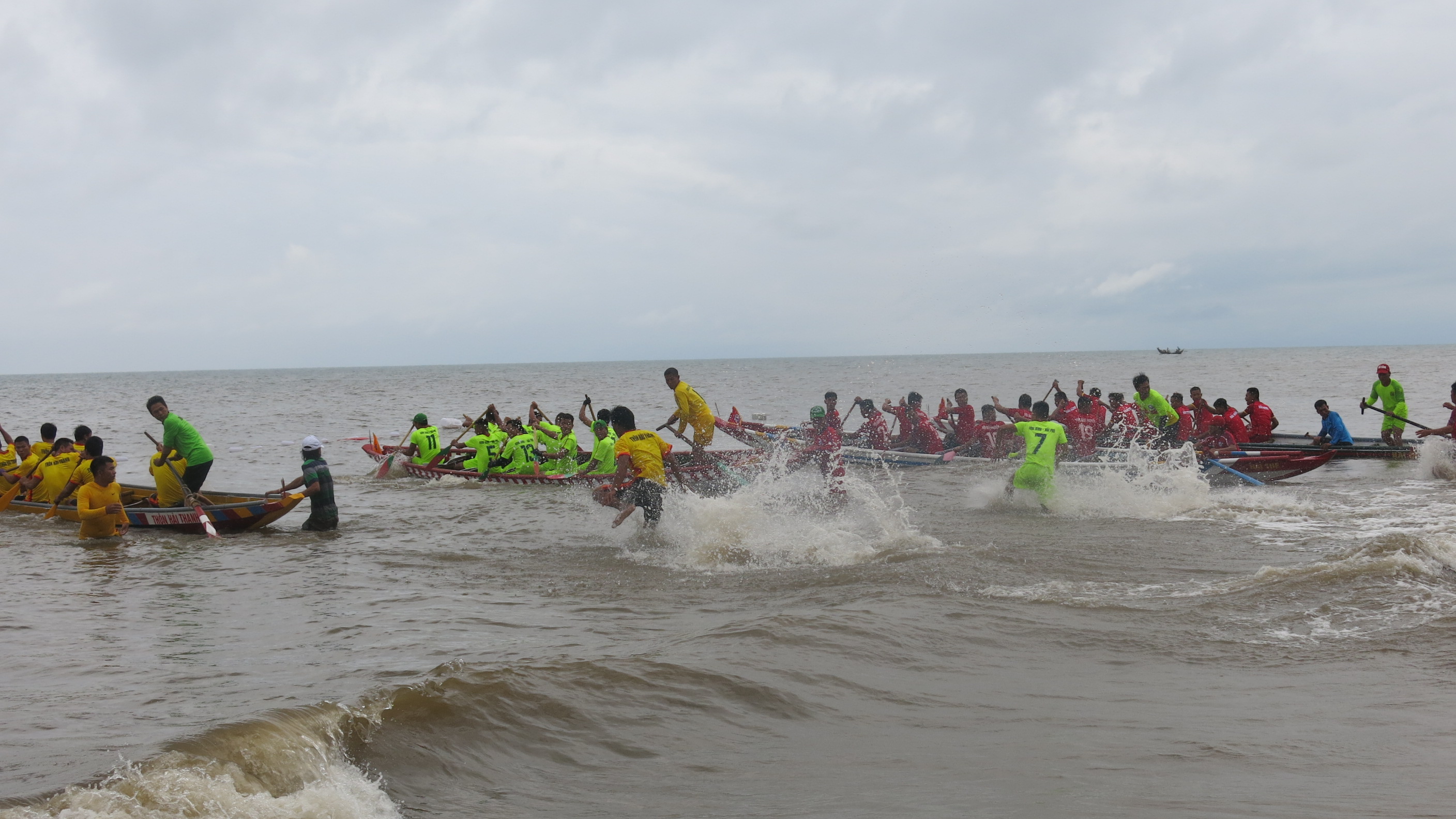 Sôi nổi Lễ hội đua thuyền truyền thống Phong Hải