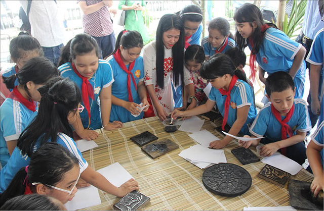 Cân bằng giữa dạy chữ, dạy nghề với dạy người