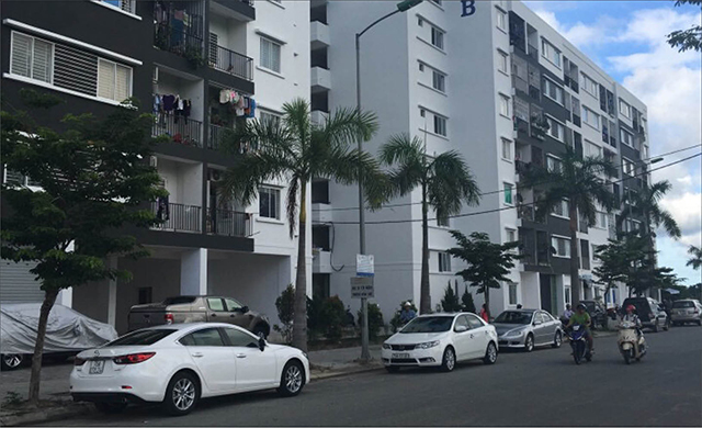 Ô tô đậu đầy đường chung cư