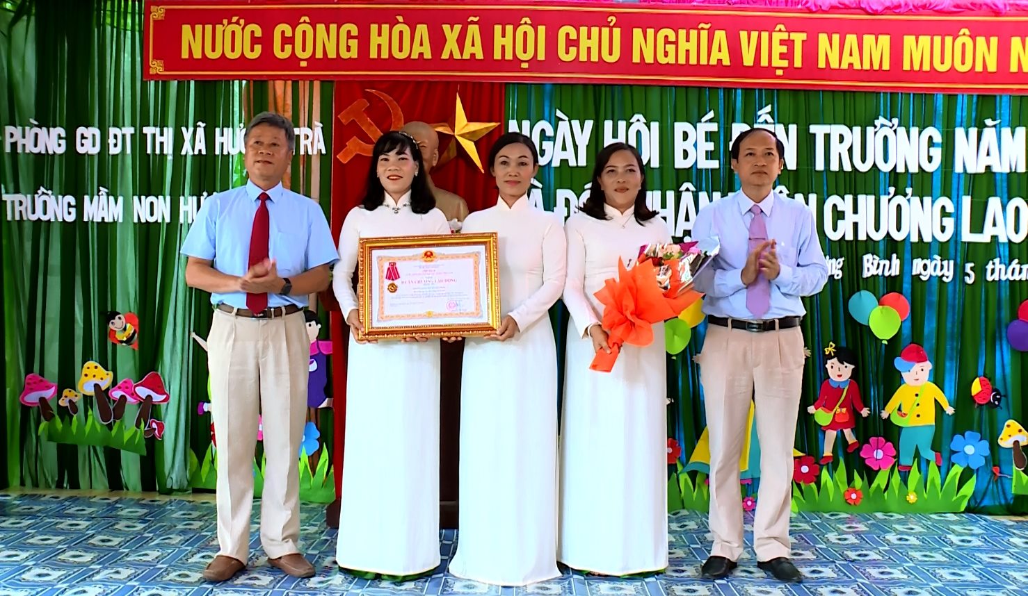 Trường mầm non Hương Bình đón nhận Huân chương Lao động hạng Ba