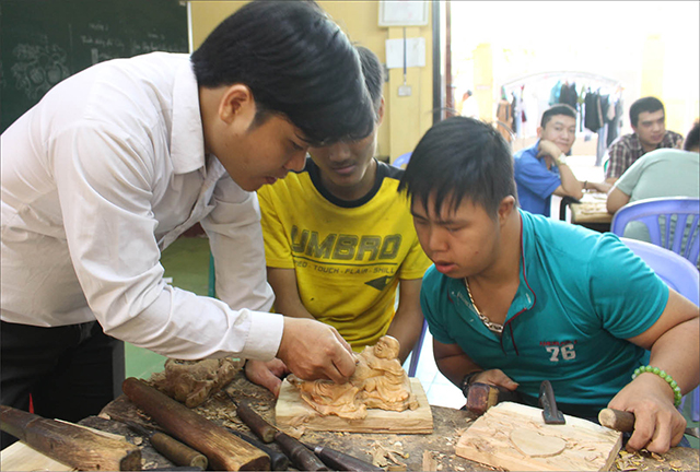Thầy khuyết tật dạy trò khuyết tật