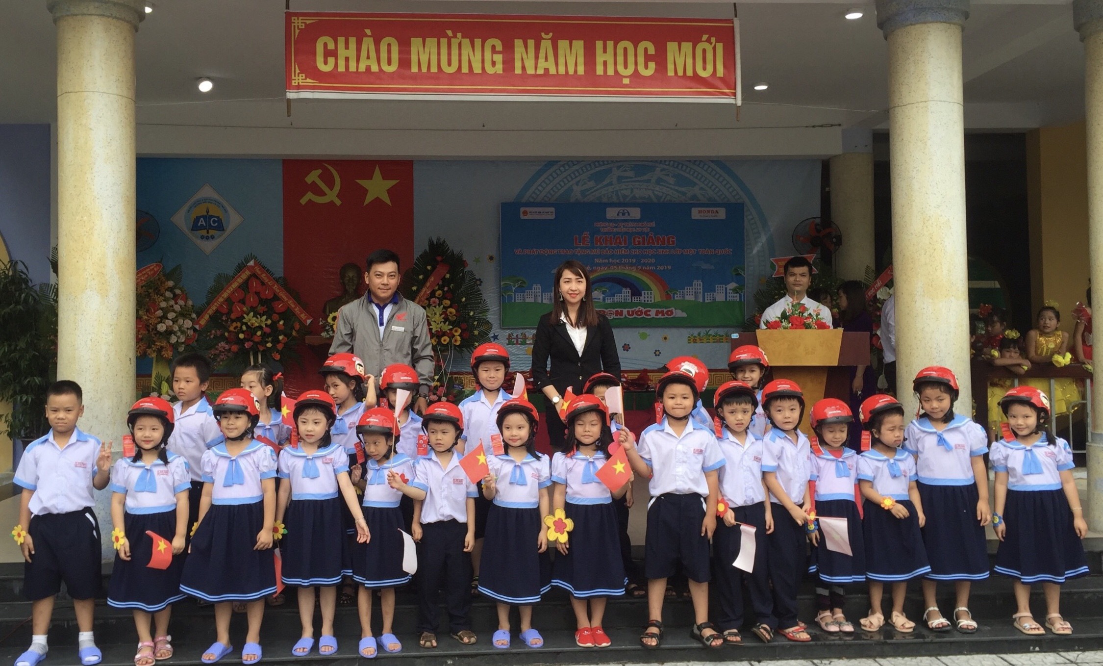 Honda Huy Tuấn trao 170 mũ bảo hiểm cho học sinh Trường tiểu học An Cựu