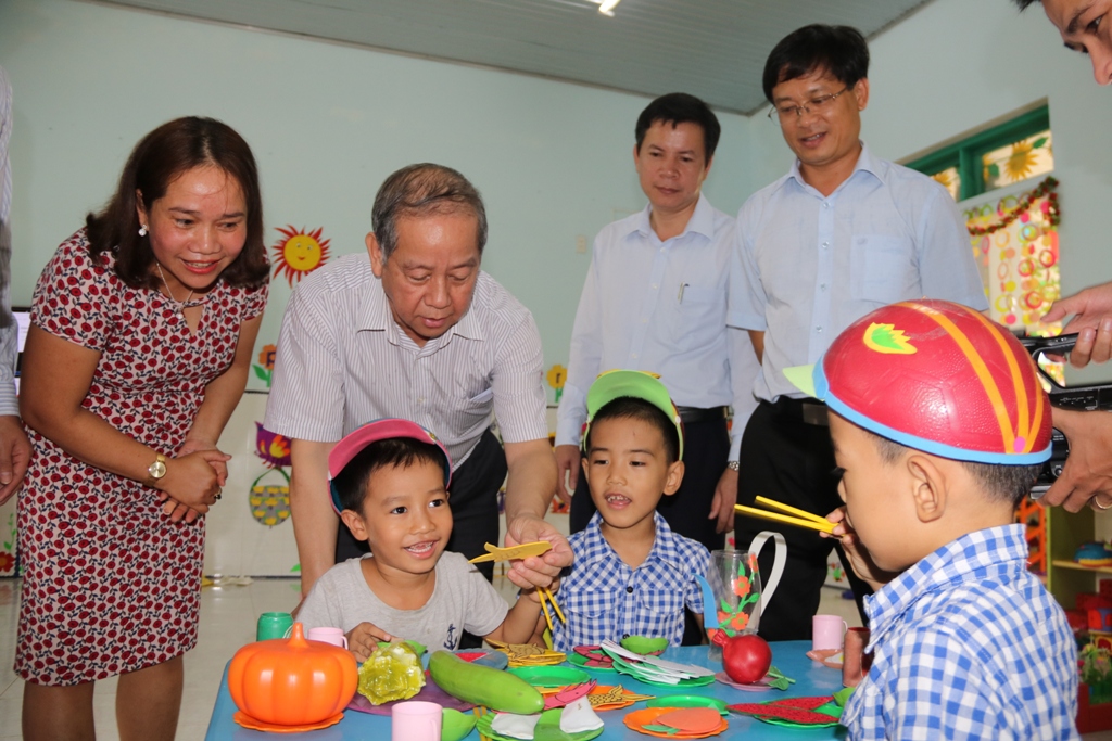 Chủ tịch UBND tỉnh Phan Ngọc Thọ thăm các trường vùng lũ và vùng núi