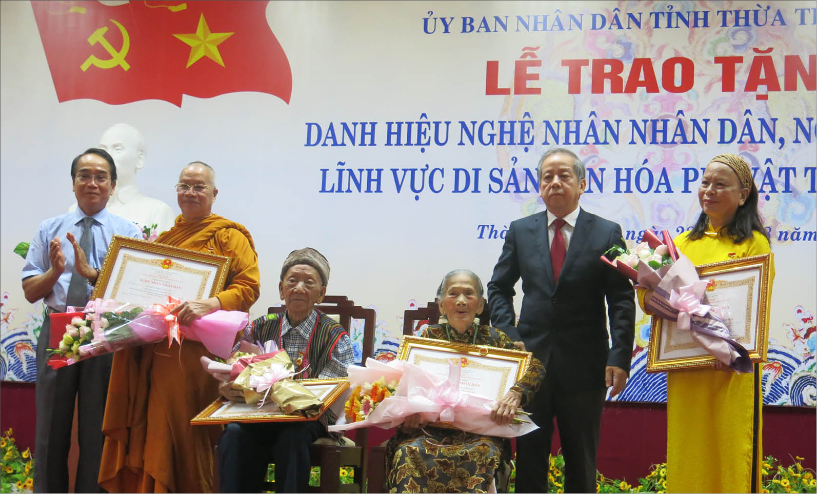 Như con tằm nhả tơ