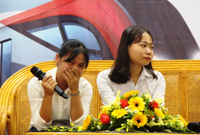 Hai “cánh cò” mồ côi vượt qua giông bão