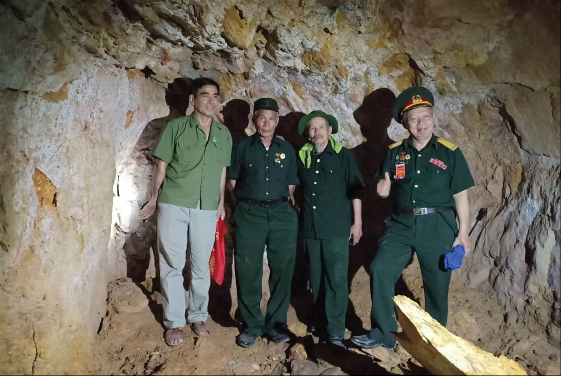Những người lính trên địa đạo An Hô