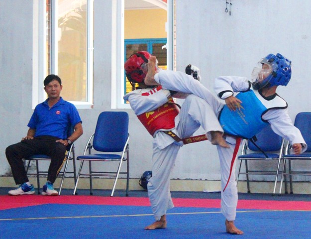 Các võ sỹ “nhí” tranh tài tại giải vô địch Taekwondo trẻ