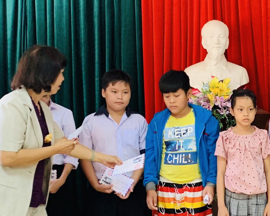 Hương Thuỷ Trao 30 suất học bổng cho học sinh mồ côi, khó khăn