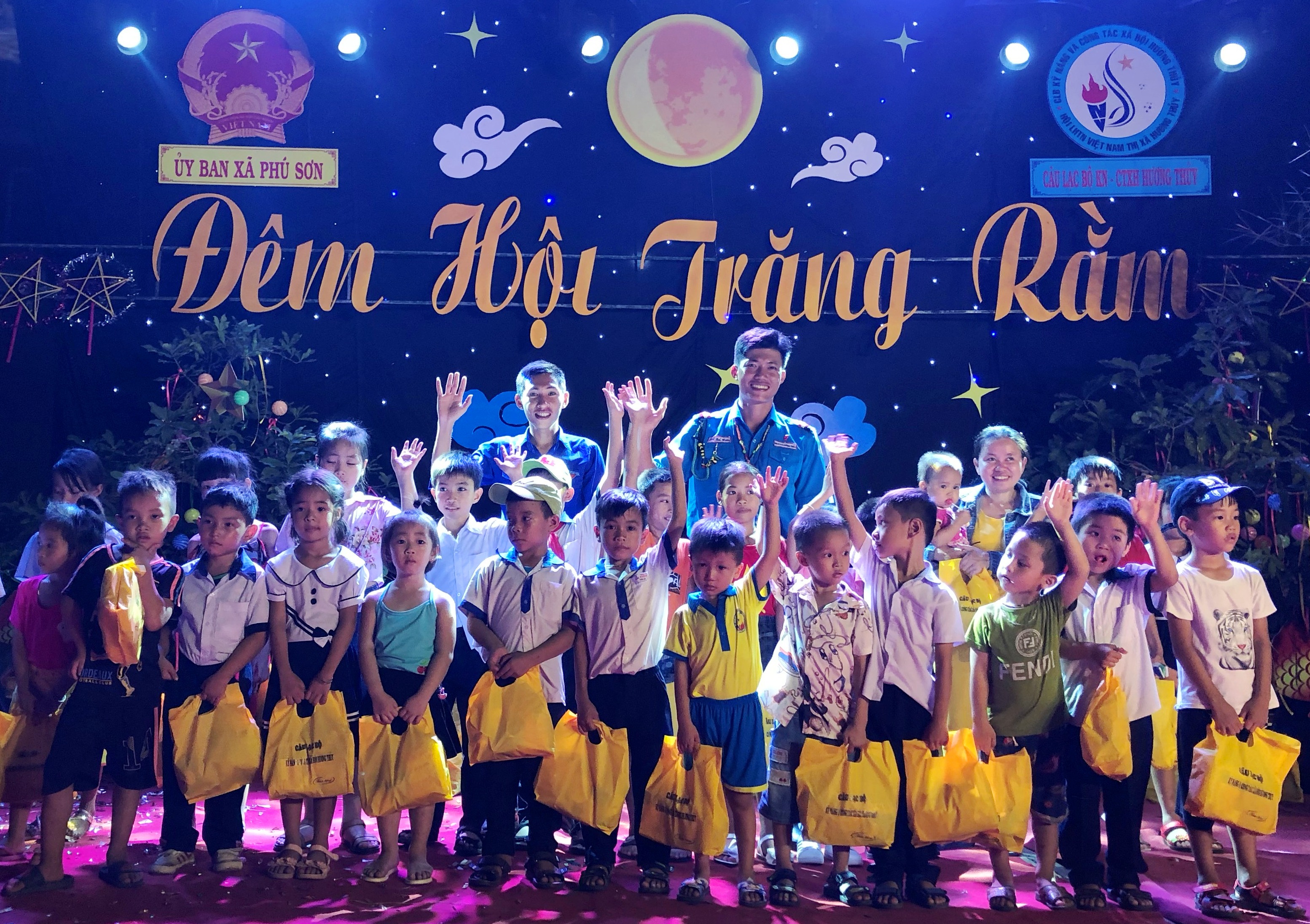 350 thiếu nhi miền núi Hương Thủy vui Trung thu