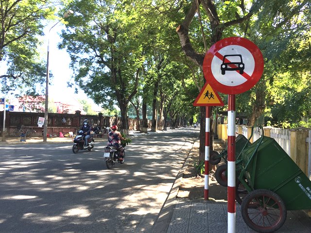 Tấm biển “kỳ cục” đã được gỡ bỏ