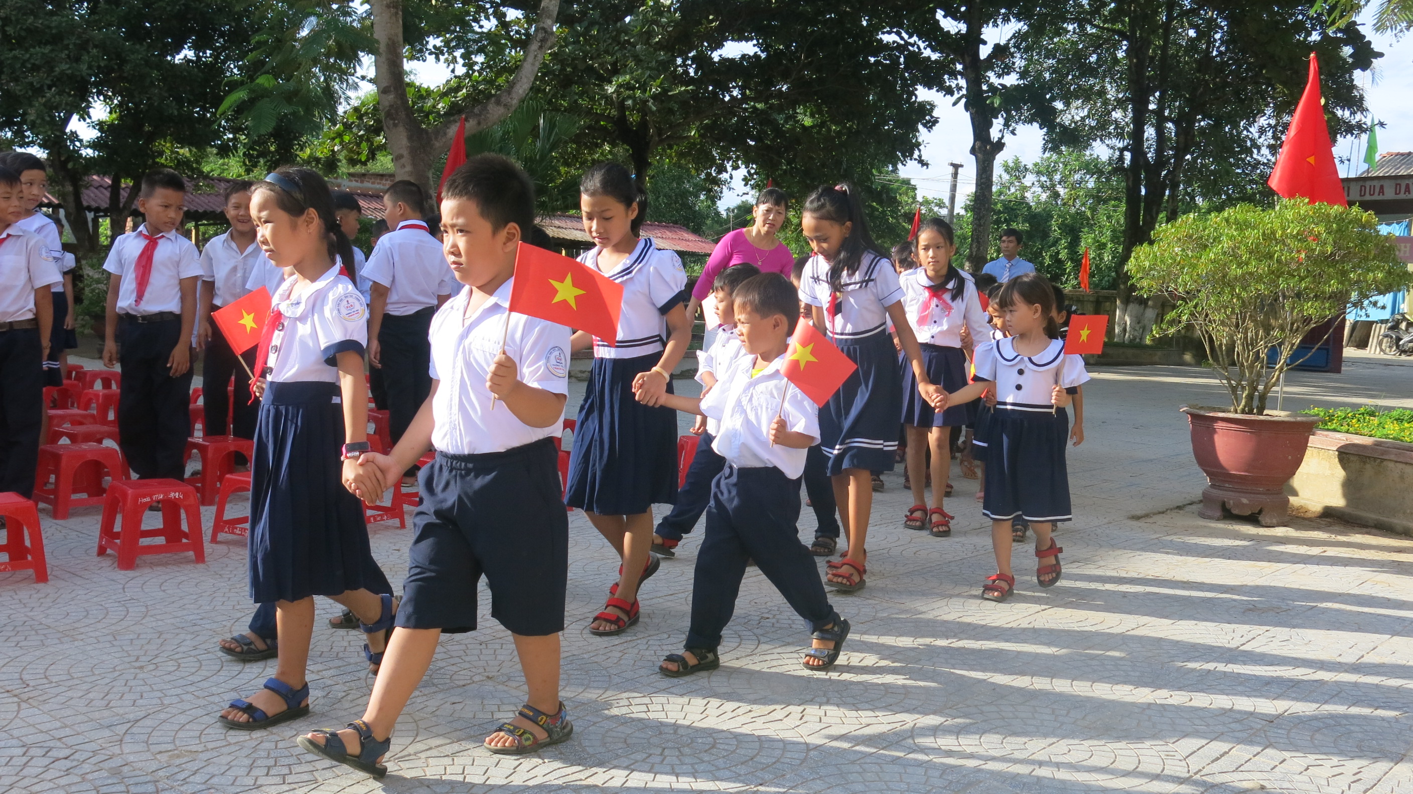 Gần 3 400 học sinh vùng lũ khai giảng năm học mới