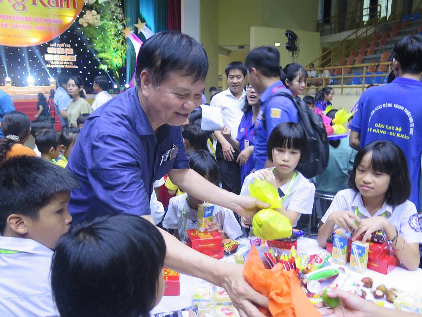 Gần 1 000 trẻ em có hoàn cảnh đặc biệt, khó khăn vui hội trăng rằm